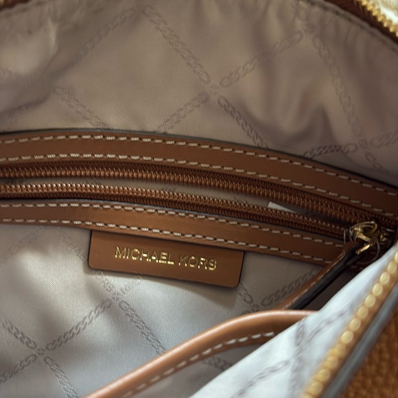 Michael Kors crossbody bag. - Picture 2 of 10